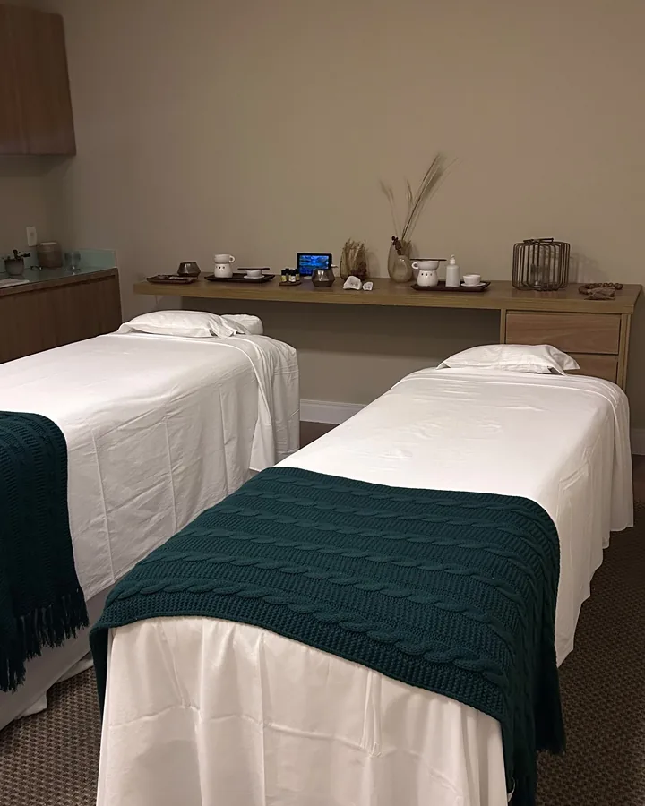 Sala de massagem RYO Spa — maca com lençol branco